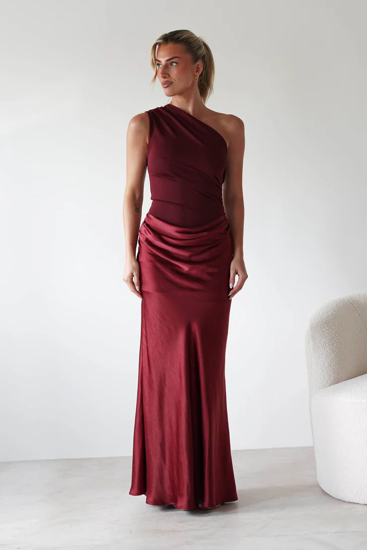 Kvinnors aftonklänning med asymmetrisk skärning och elegant drapering design-Eva Jonsson
