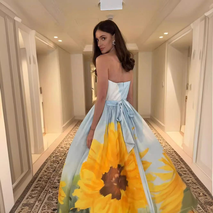 Kvinnors aftonklänning med blommönster och elegant midjelinje-Eva Jonsson