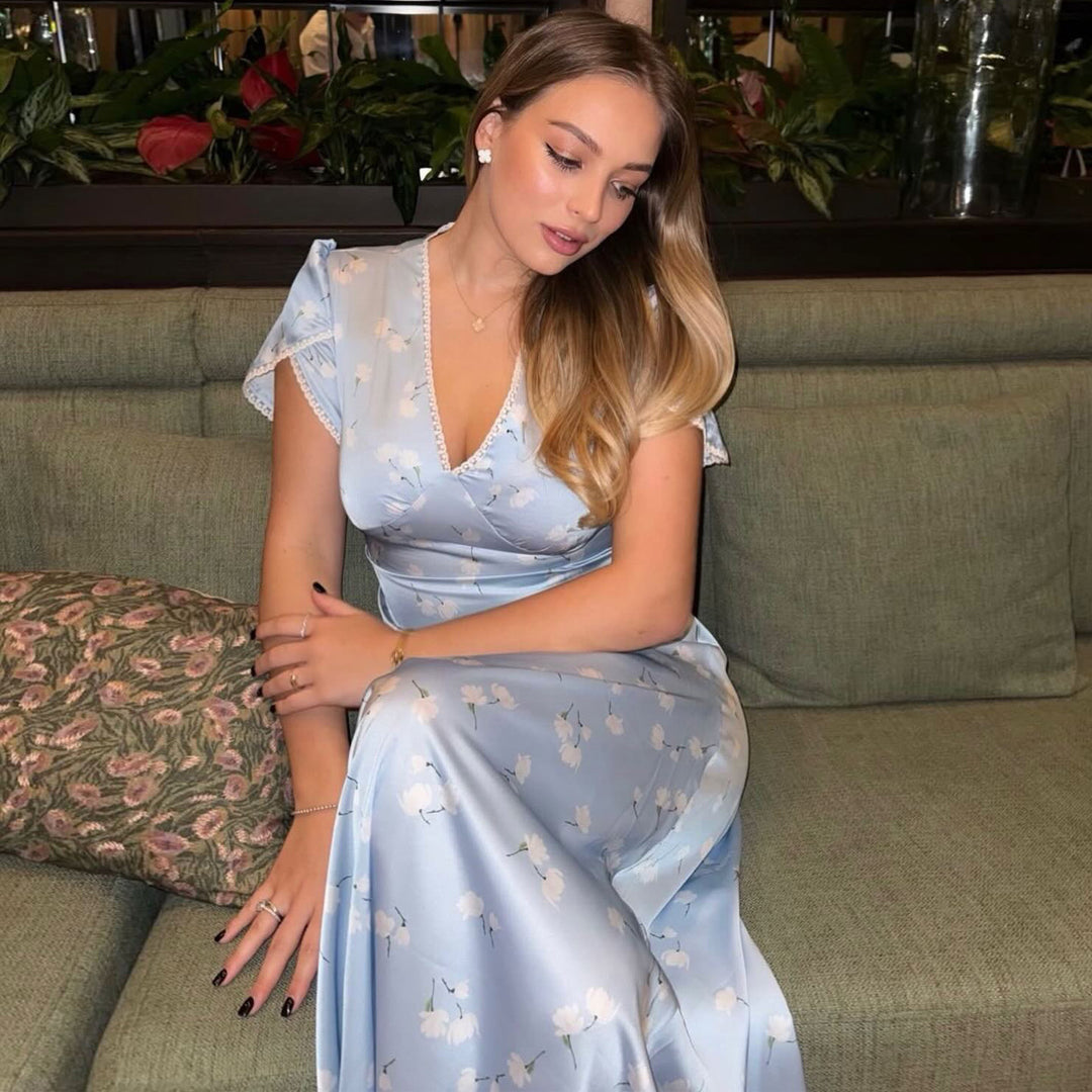 Kvinnors aftonklänning med elegant V-hals och flödande skärning-Eva Jonsson