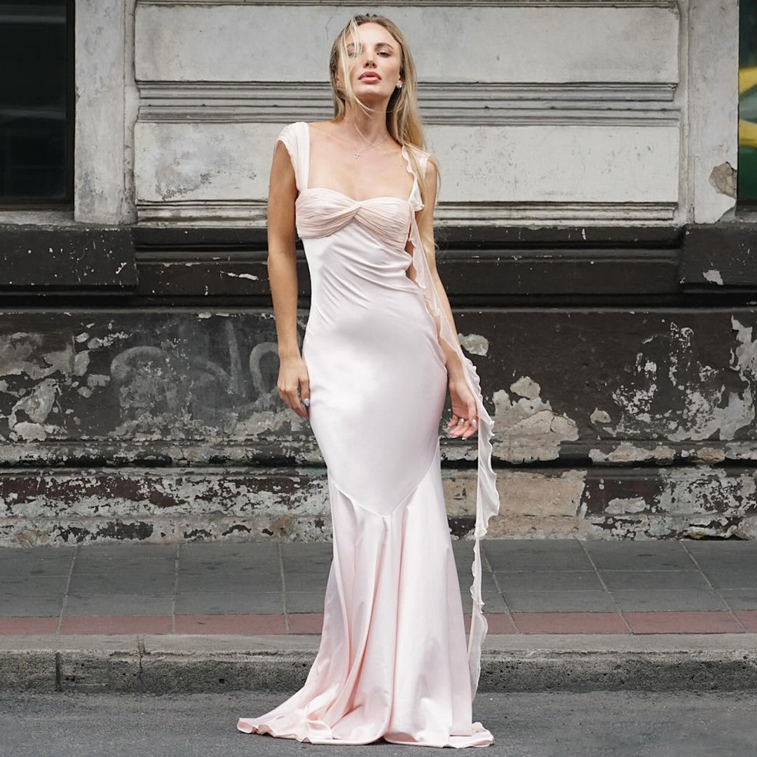 Kvinnors aftonklänning med elegant drapering och skimrande satinfinish Mirla-Eva Jonsson