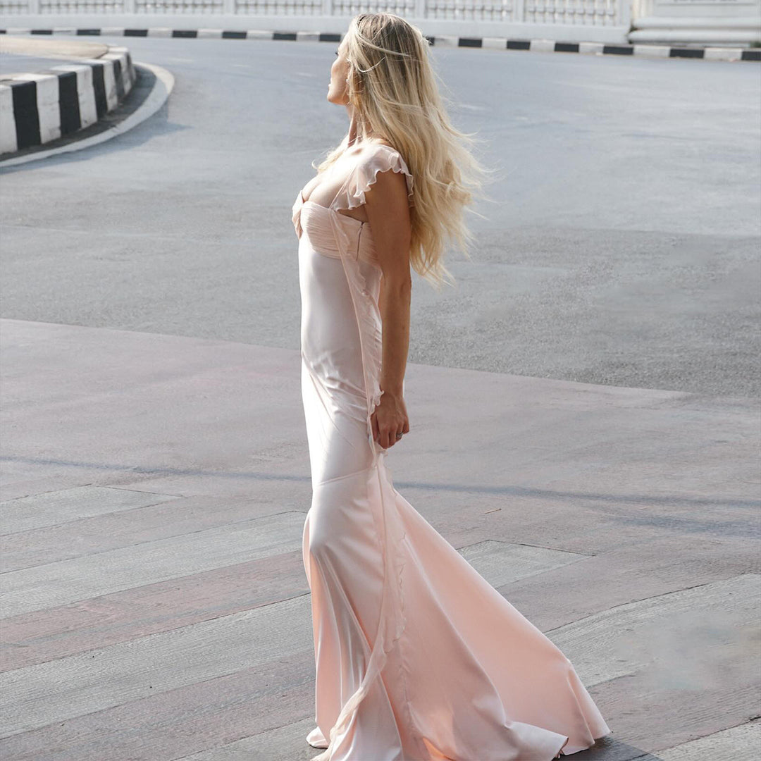 Kvinnors aftonklänning med elegant drapering och skimrande satinfinish Mirla-Eva Jonsson