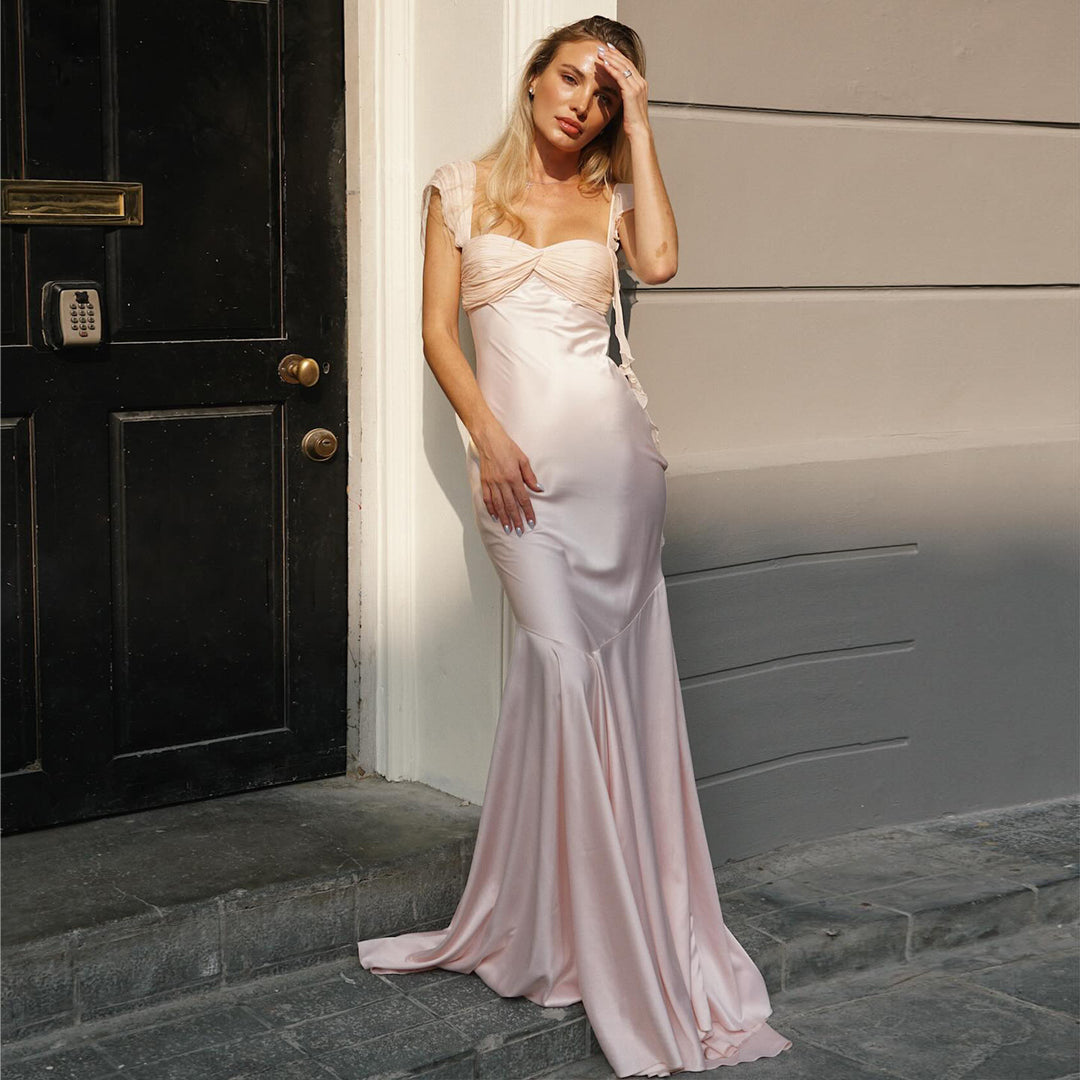Kvinnors aftonklänning med elegant drapering och skimrande satinfinish Mirla-Eva Jonsson