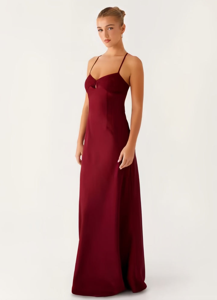 Kvinnors aftonklänning med förförisk spagettibandsdesign och elegant slits-Eva Jonsson