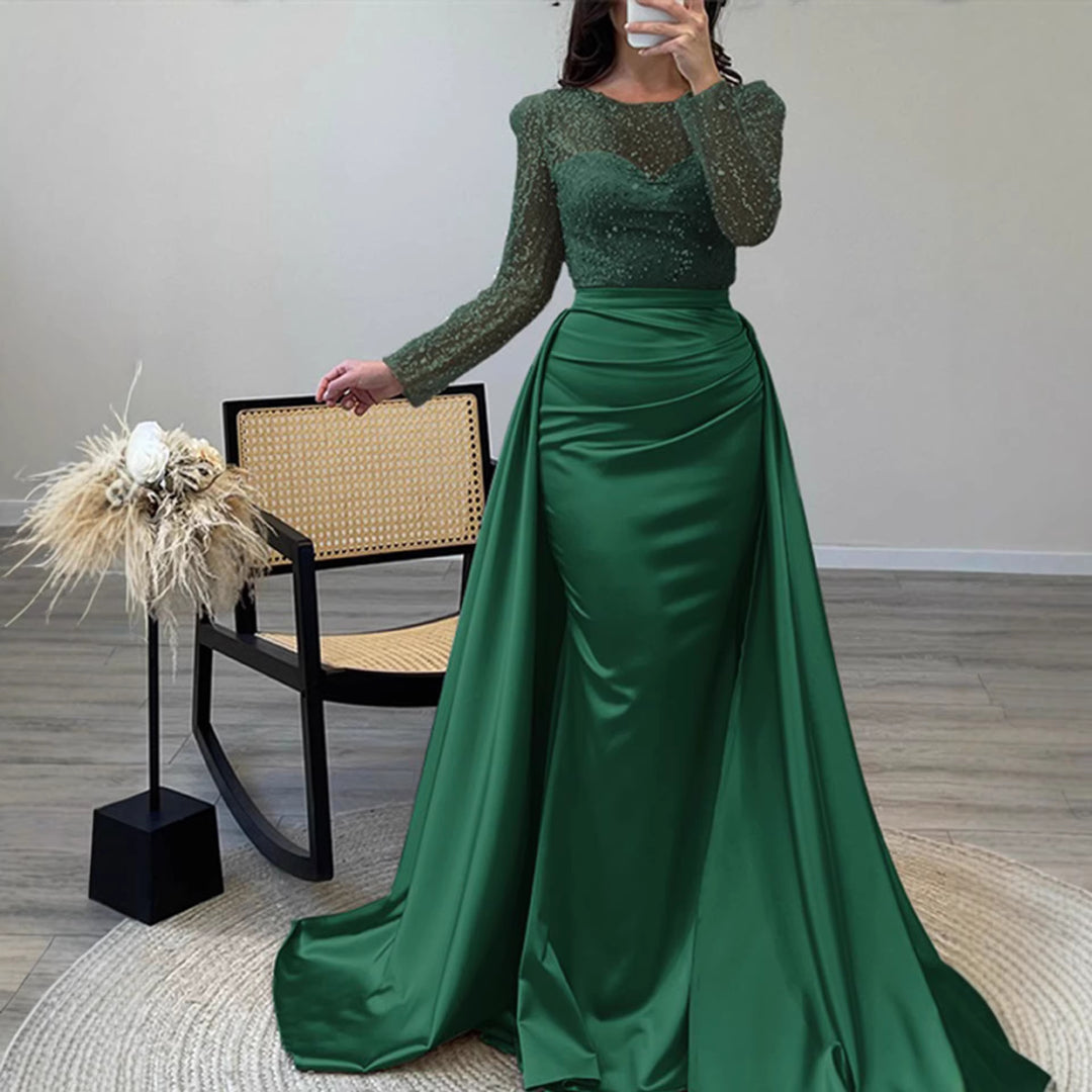 Kvinnors aftonklänning med glittrande paljettoverdel och elegant satinskjorta.-Eva Jonsson