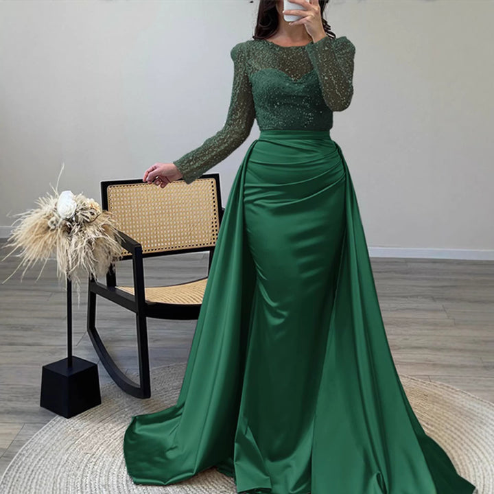 Kvinnors aftonklänning med glittrande paljettoverdel och elegant satinskjorta.-Eva Jonsson