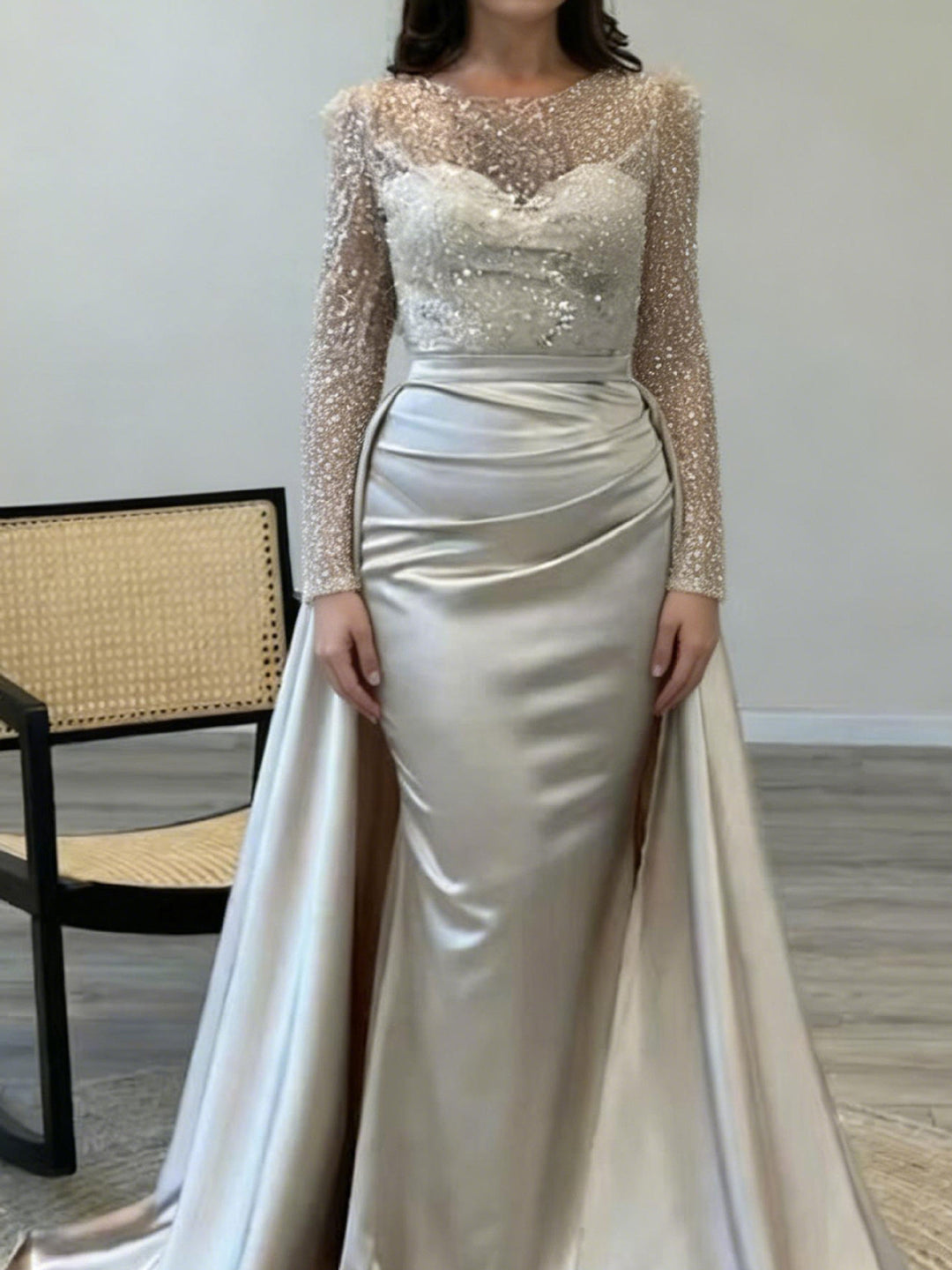 Kvinnors aftonklänning med glittrande paljettoverdel och elegant satinskjorta.-Eva Jonsson