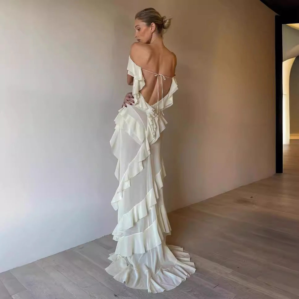 Kvinnors aftonklänning med romantiska volangdetaljer och avskuren design-Eva Jonsson
