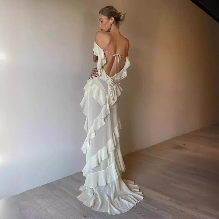 Kvinnors aftonklänning med romantiska volangdetaljer och avskuren design-Eva Jonsson