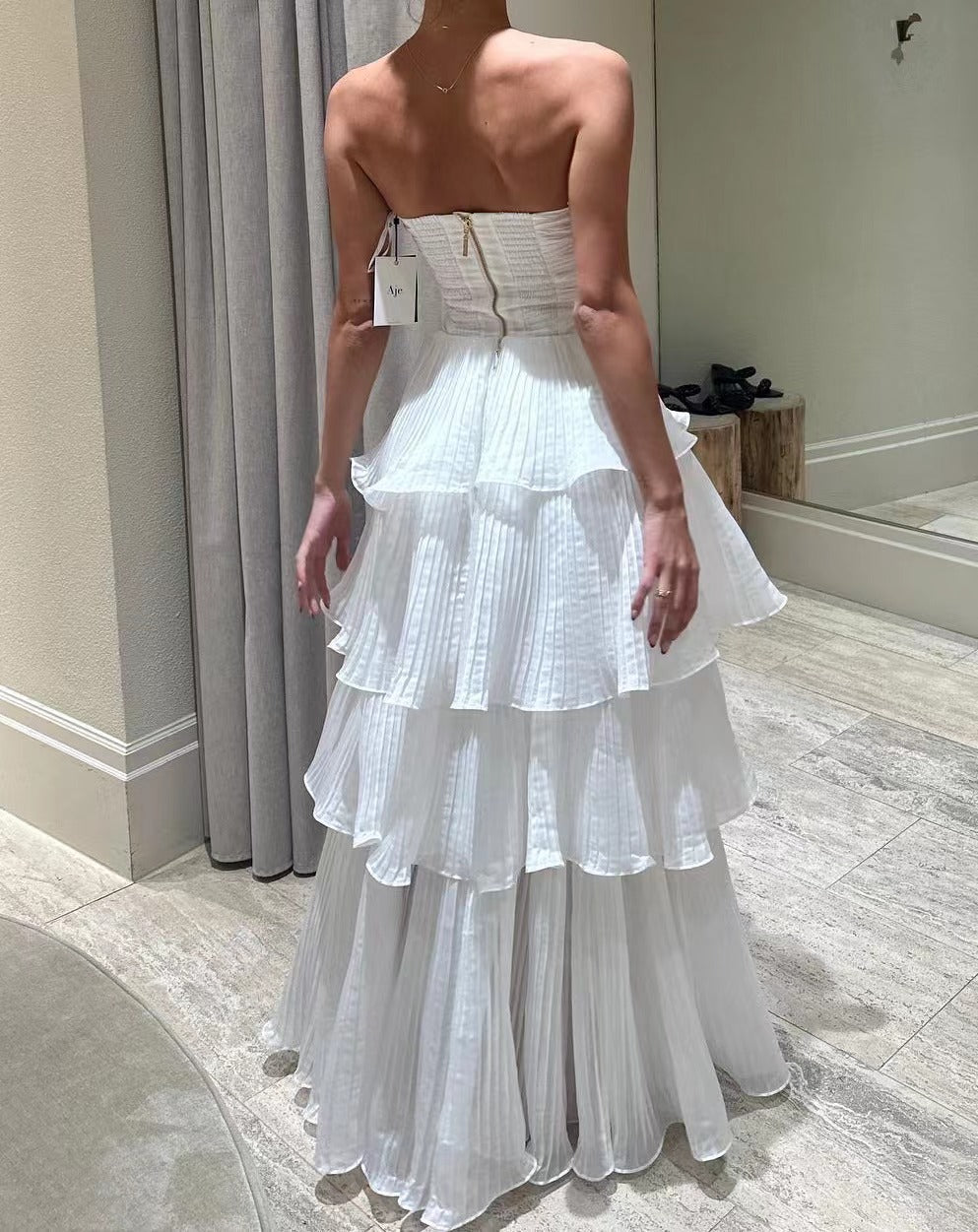 Kvinnors aftonklänning med voluminösa ruffles och off-shoulder design-Eva Jonsson