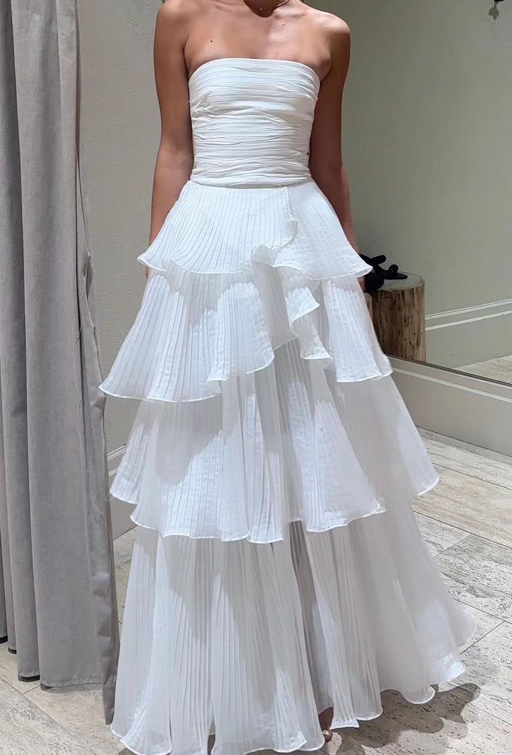 Kvinnors aftonklänning med voluminösa ruffles och off-shoulder design-Eva Jonsson