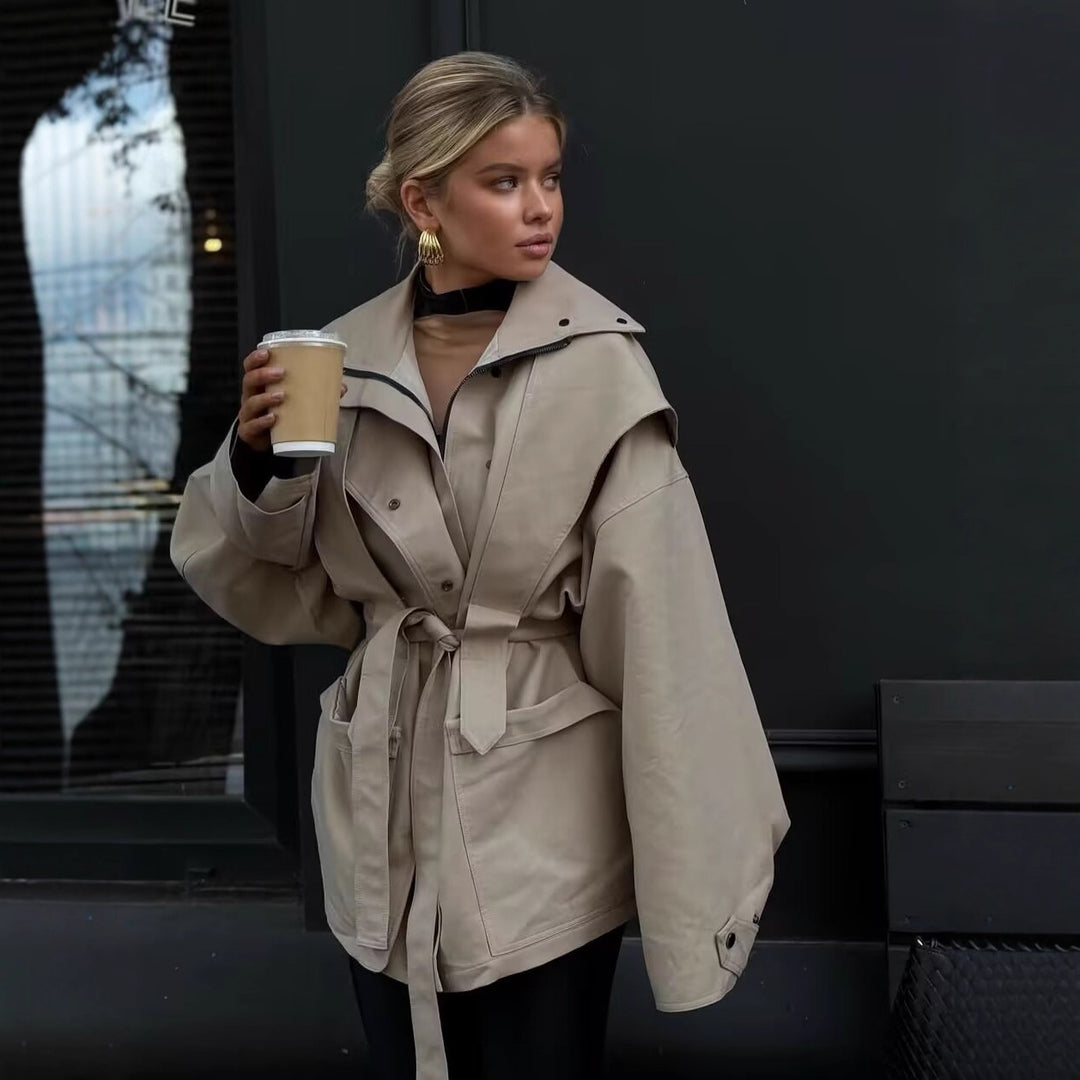 Kvinnors arbetsjacka i modern skärning med praktiska fickor och bälte Mirla-Eva Jonsson