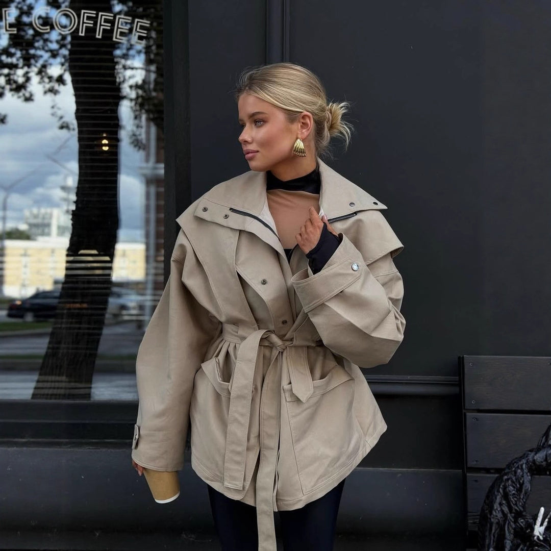 Kvinnors arbetsjacka i modern skärning med praktiska fickor och bälte Mirla-Eva Jonsson