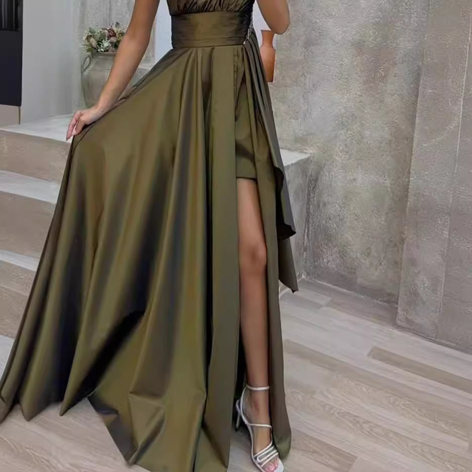 Kvinnors asymmetrisk aftonklänning med djup slits och elegant drapering-Eva Jonsson