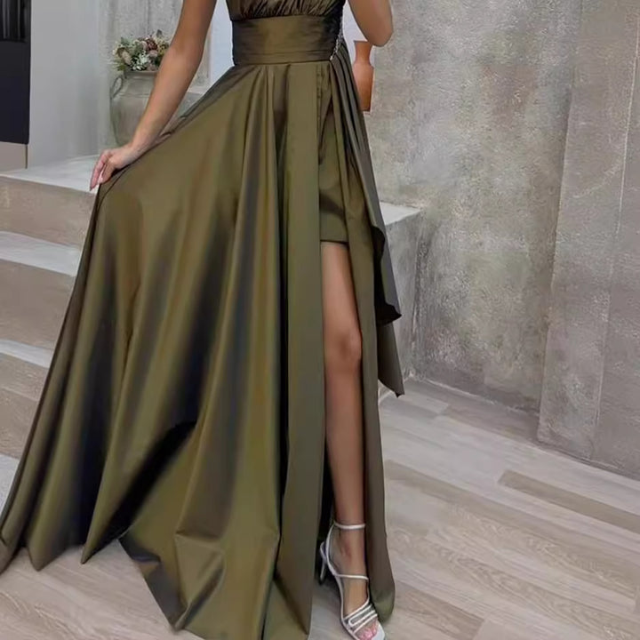 Kvinnors asymmetrisk aftonklänning med djup slits och elegant drapering-Eva Jonsson
