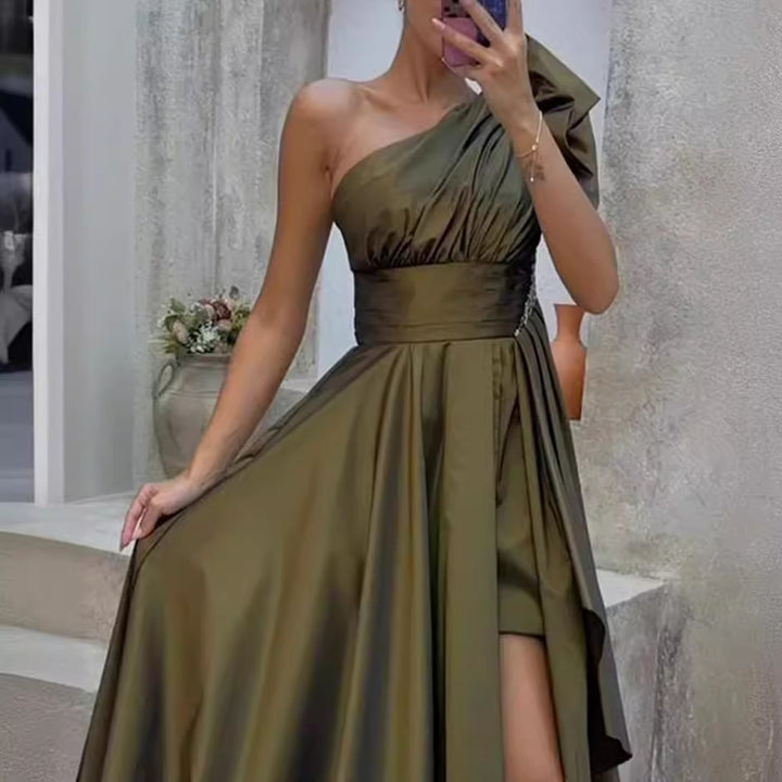 Kvinnors asymmetrisk aftonklänning med djup slits och elegant drapering-Eva Jonsson