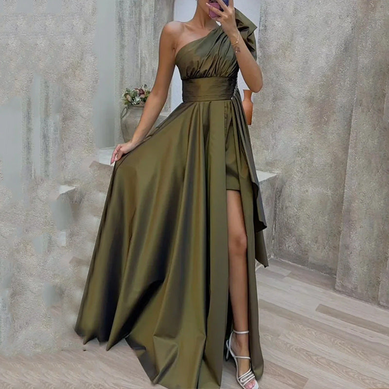 Kvinnors asymmetrisk aftonklänning med djup slits och elegant drapering-Eva Jonsson