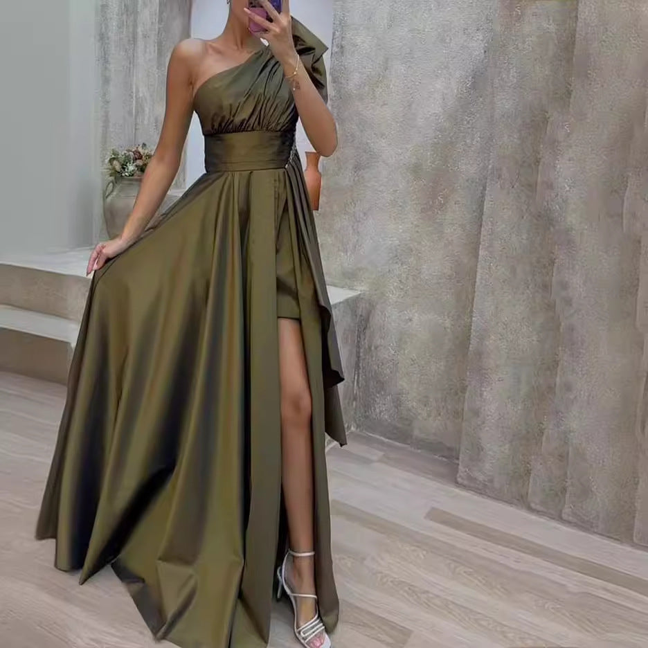 Kvinnors asymmetrisk aftonklänning med djup slits och elegant drapering-Eva Jonsson