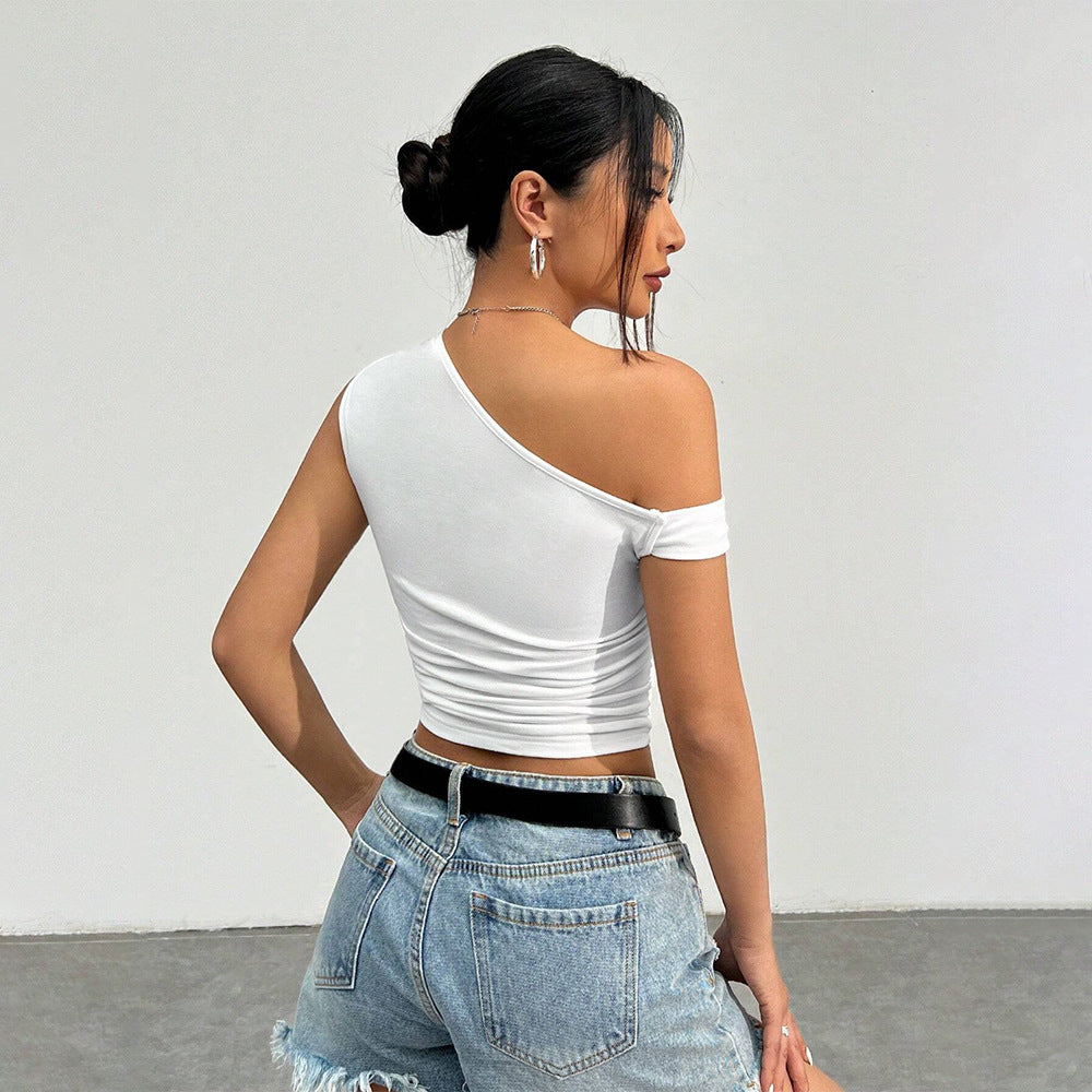 Kvinnors asymmetrisk kort topp med off-shoulder design och stiliga volangdetaljer Mirla-Eva Jonsson