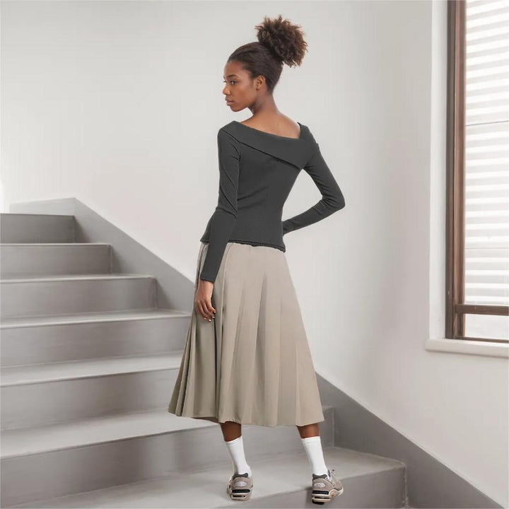Kvinnors asymmetrisk långärmad skjorta med elegant omslagsdesign Mirla-Eva Jonsson