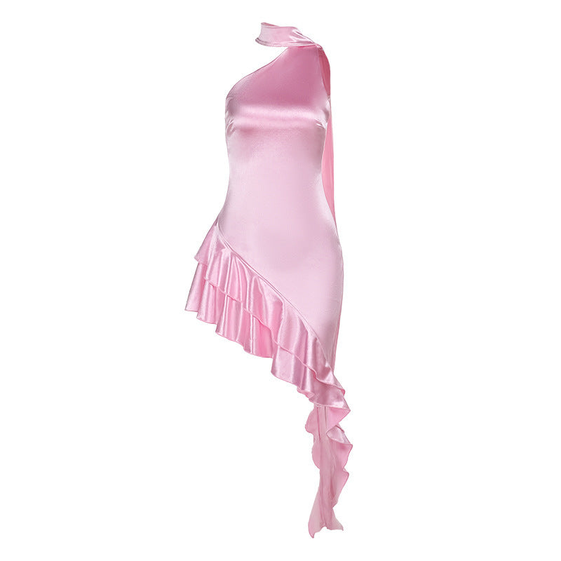 Kvinnors asymmetrisk satin klänning med eleganta volangdetaljer-Eva Jonsson