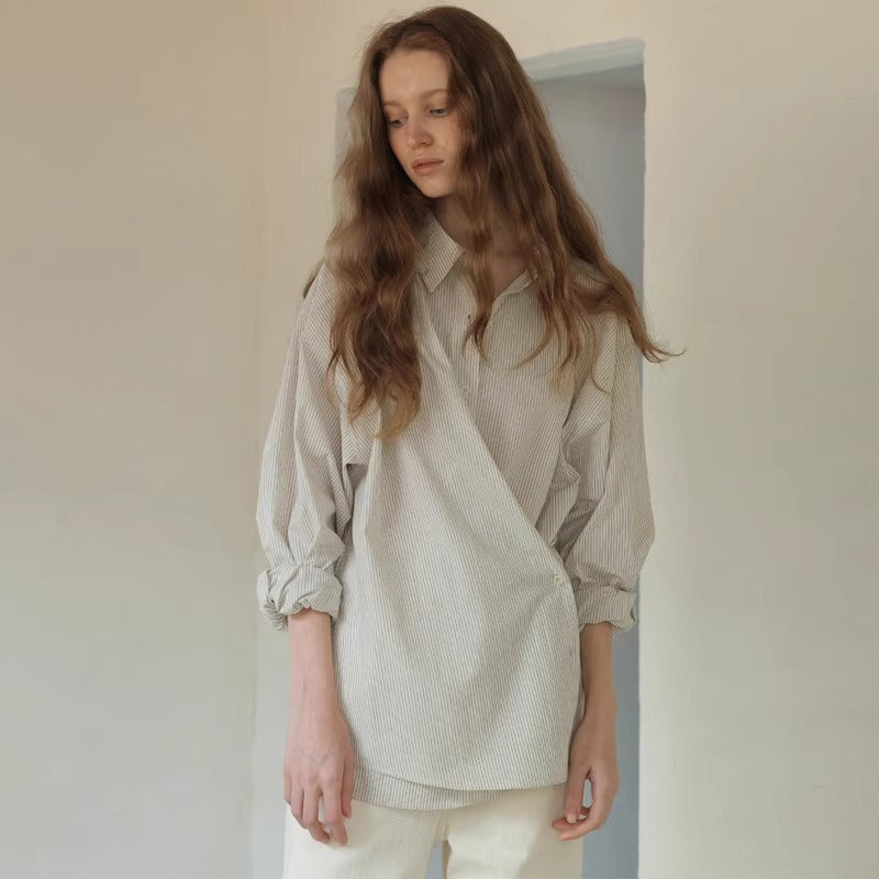 Kvinnors asymmetrisk skjortblus med elegant omslagslook Mirla-Eva Jonsson