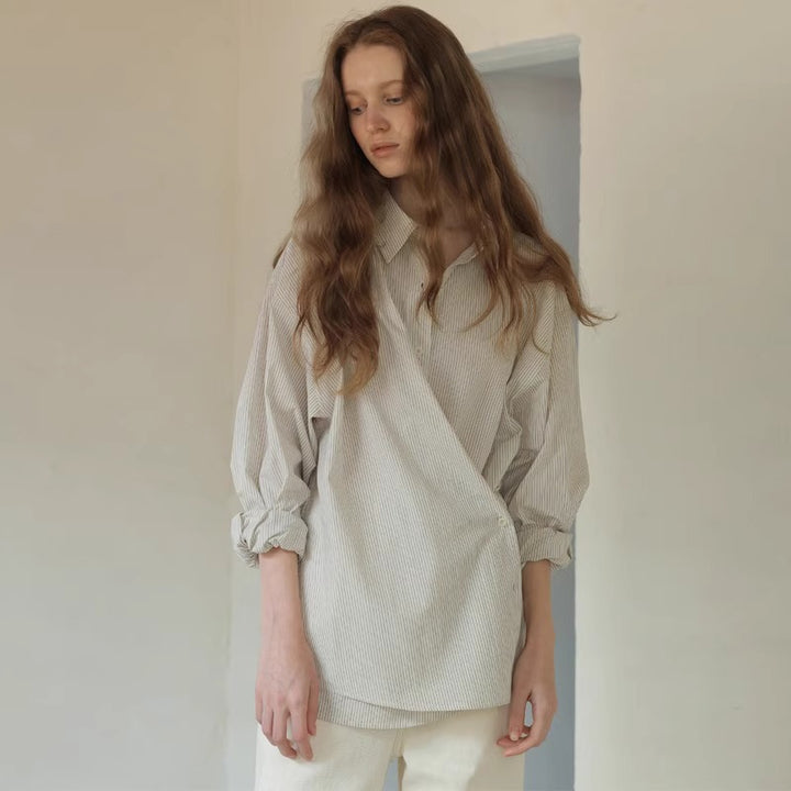 Kvinnors asymmetrisk skjortblus med elegant omslagslook Mirla-Eva Jonsson