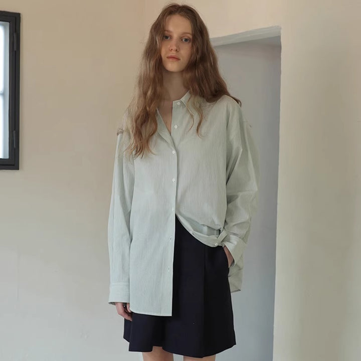 Kvinnors asymmetrisk skjortblus med elegant omslagslook Mirla-Eva Jonsson
