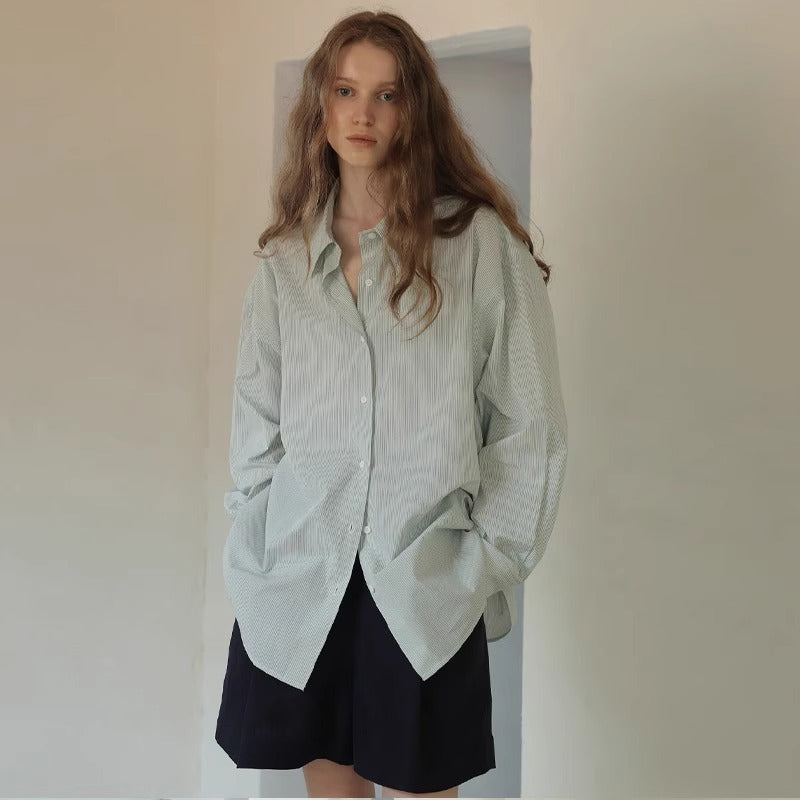 Kvinnors asymmetrisk skjortblus med elegant omslagslook Mirla-Eva Jonsson