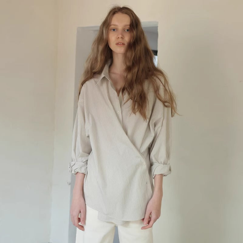 Kvinnors asymmetrisk skjortblus med elegant omslagslook Mirla-Eva Jonsson