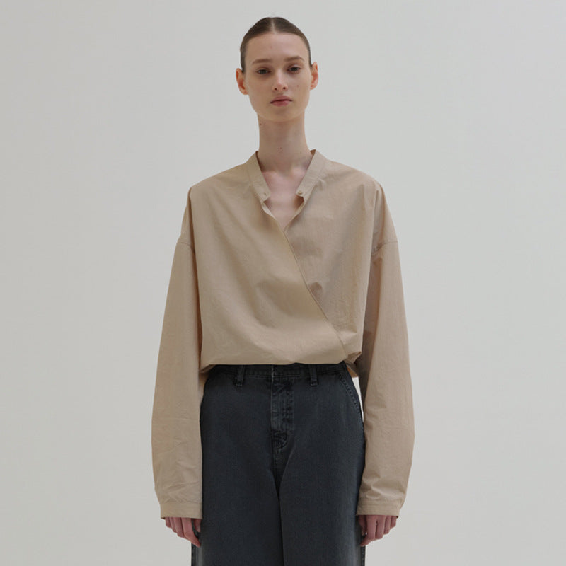 Kvinnors asymmetrisk skjortblus med minimalistisk design Mirla-Eva Jonsson