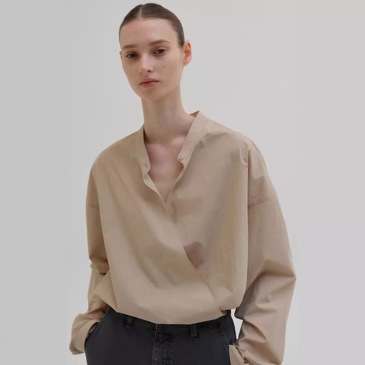 Kvinnors asymmetrisk skjortblus med minimalistisk design Mirla-Eva Jonsson