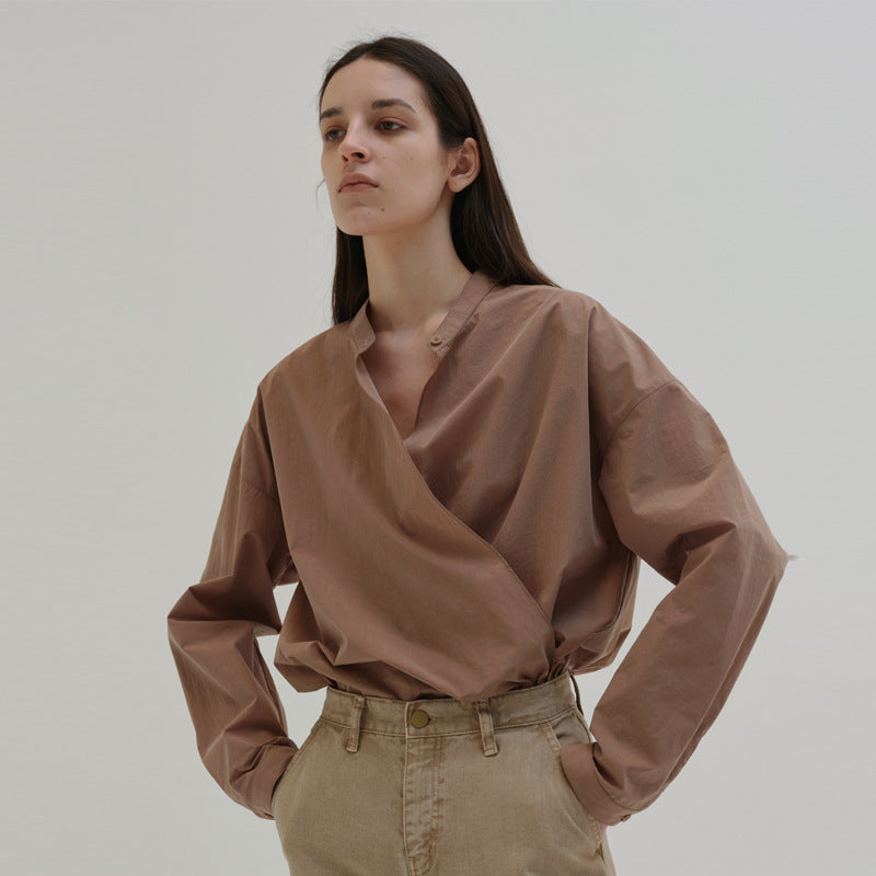 Kvinnors asymmetrisk skjortblus med minimalistisk design Mirla-Eva Jonsson