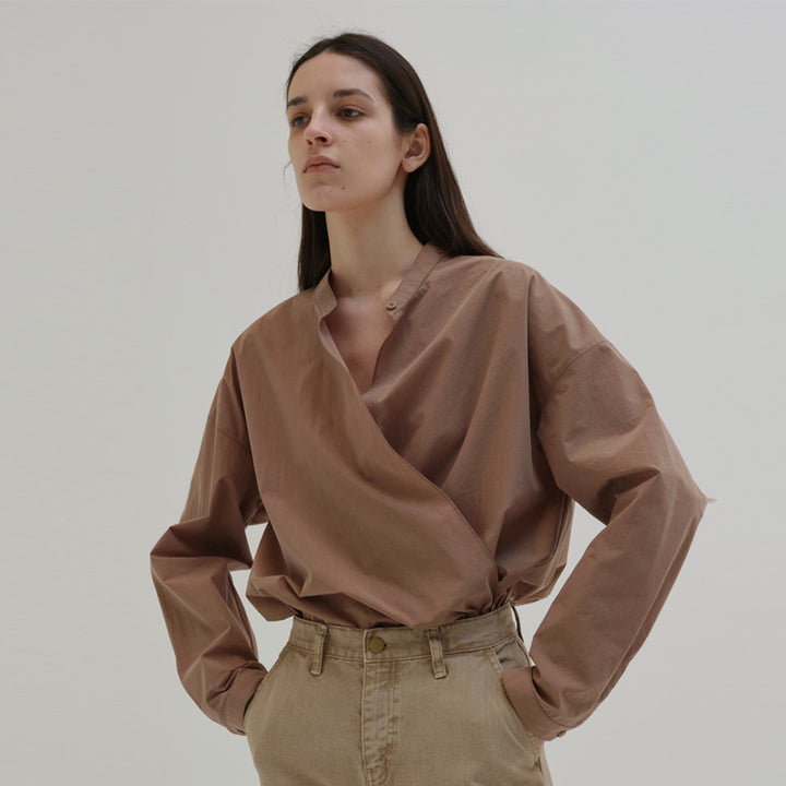 Kvinnors asymmetrisk skjortblus med minimalistisk design Mirla-Eva Jonsson