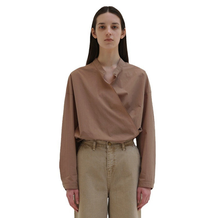 Kvinnors asymmetrisk skjortblus med minimalistisk design Mirla-Eva Jonsson