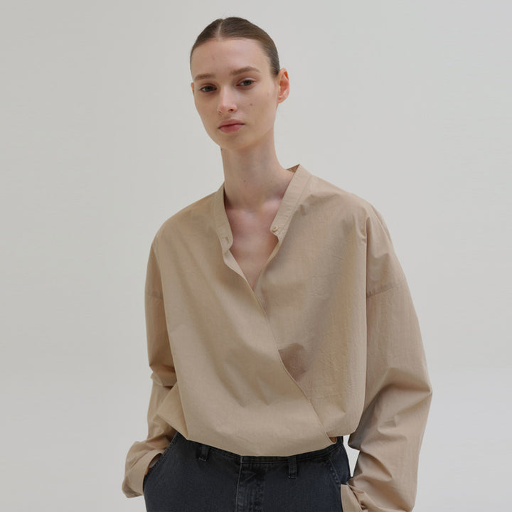 Kvinnors asymmetrisk skjortblus med minimalistisk design Mirla-Eva Jonsson