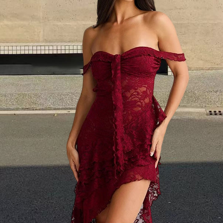 Kvinnors asymmetrisk spetskjol med förfinade volangdetaljer och off-shoulder design-Eva Jonsson