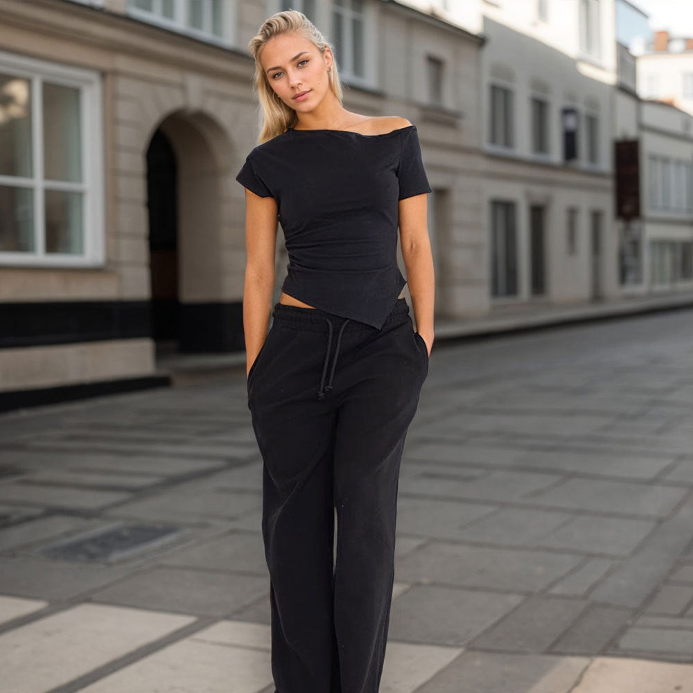Kvinnors asymmetrisk topp med modet halterneck-design och dekorativt utskärning Mirla-Eva Jonsson
