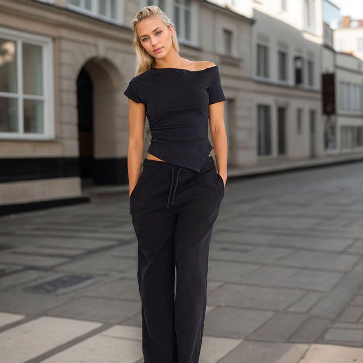 Kvinnors asymmetrisk topp med modet halterneck-design och dekorativt utskärning Mirla-Eva Jonsson