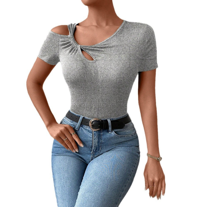 Kvinnors åtsittande bodysuit med asymmetrisk halsringning och stilren knutdetalj Mirla-Eva Jonsson