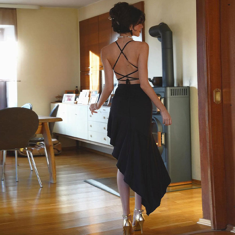 Kvinnors attraktiva långärmad hudklänning med strapless design och flödande fåll Mirla-Eva Jonsson