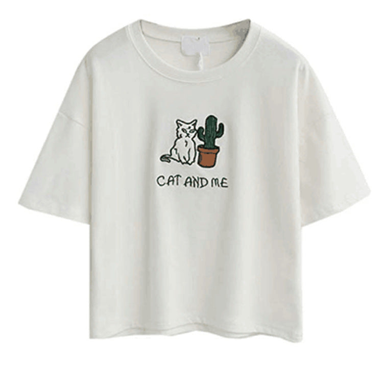 Kvinnors avslappnad T-shirt med sött katt- och växtdesign Mirla-Eva Jonsson
