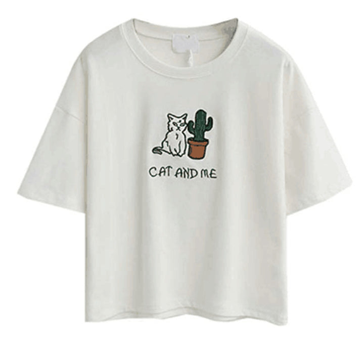 Kvinnors avslappnad T-shirt med sött katt- och växtdesign Mirla-Eva Jonsson