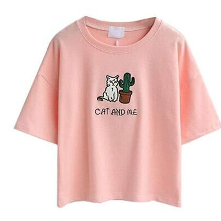 Kvinnors avslappnad T-shirt med sött katt- och växtdesign Mirla-Eva Jonsson