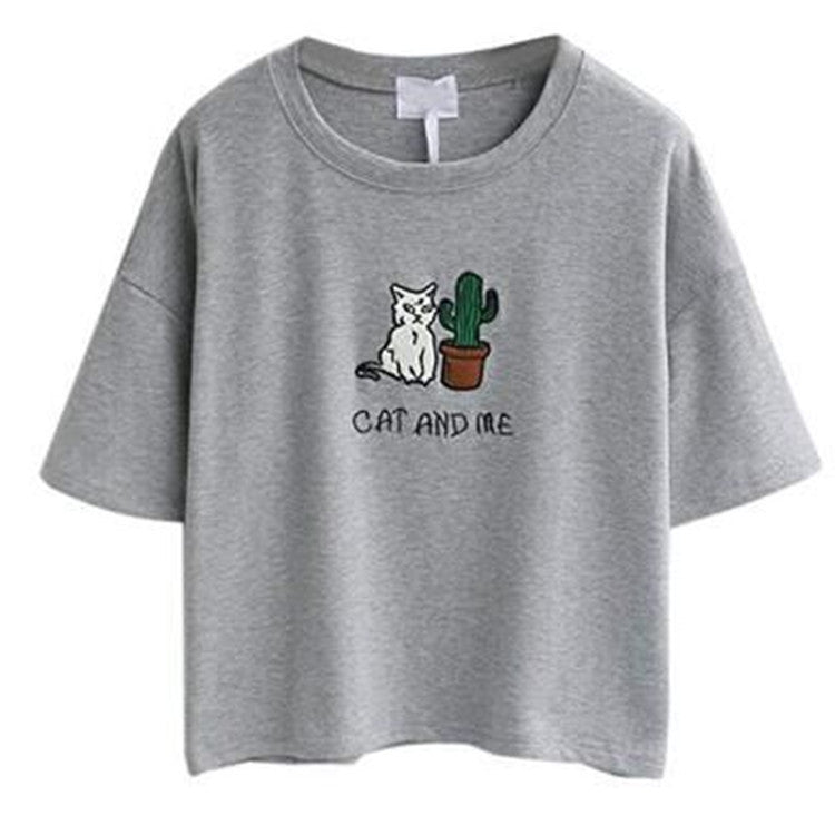 Kvinnors avslappnad T-shirt med sött katt- och växtdesign Mirla-Eva Jonsson