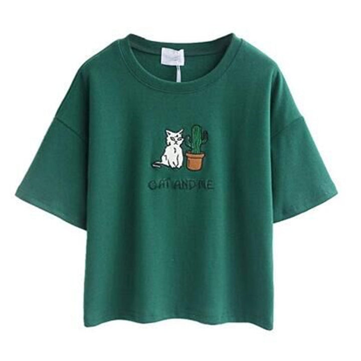 Kvinnors avslappnad T-shirt med sött katt- och växtdesign Mirla-Eva Jonsson