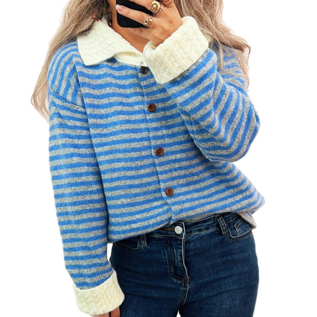 Kvinnors avslappnad cardigan med bred krage och knapppdetaljer Mirla-Eva Jonsson