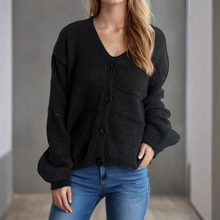 Kvinnors avslappnad cardigan med djup V-hals och eleganta knappar Mirla-Eva Jonsson