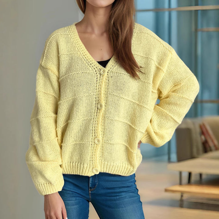Kvinnors avslappnad cardigan med djup V-hals och eleganta knappar Mirla-Eva Jonsson