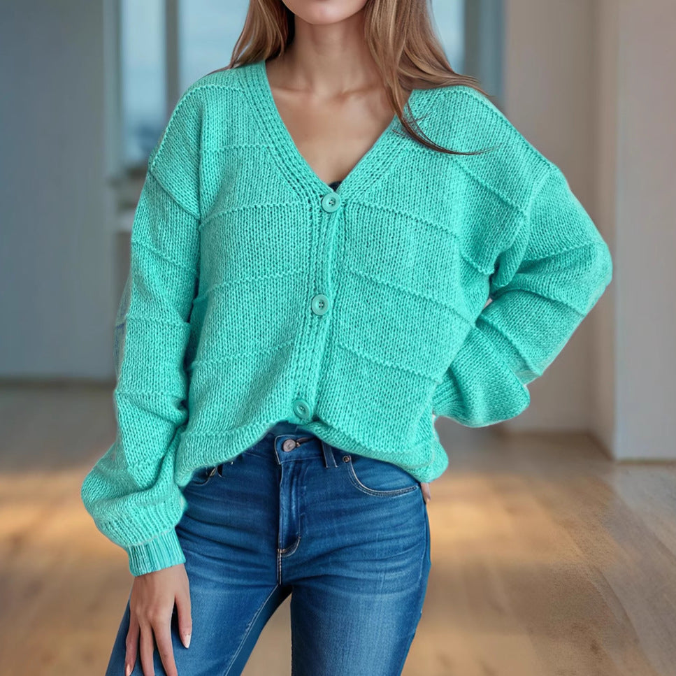 Kvinnors avslappnad cardigan med djup V-hals och eleganta knappar Mirla-Eva Jonsson