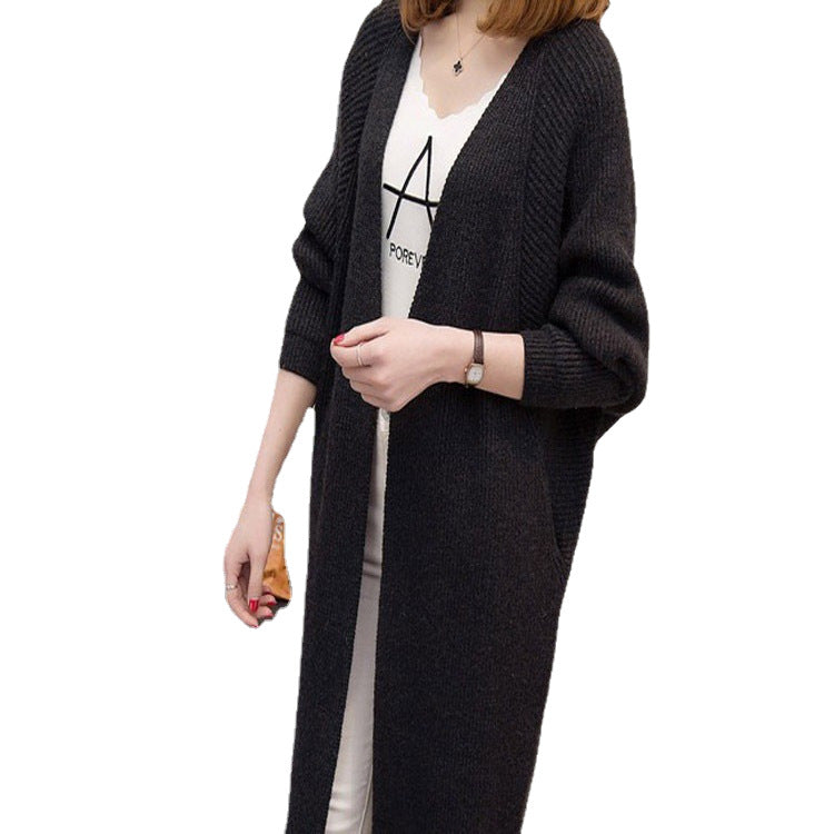 Kvinnors avslappnad cardigan med djup V-hals och lös passform design Mirla-Eva Jonsson
